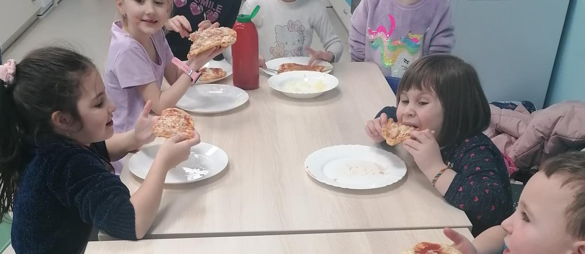 V kroužku vaření jsme se již trošku zdokonalili, už umíme polévky, těstoviny a dnes jsme si zkusili i kynuté těsto. Langoše se dětem nejen povedly, ale i si na nich moc pochutnaly.