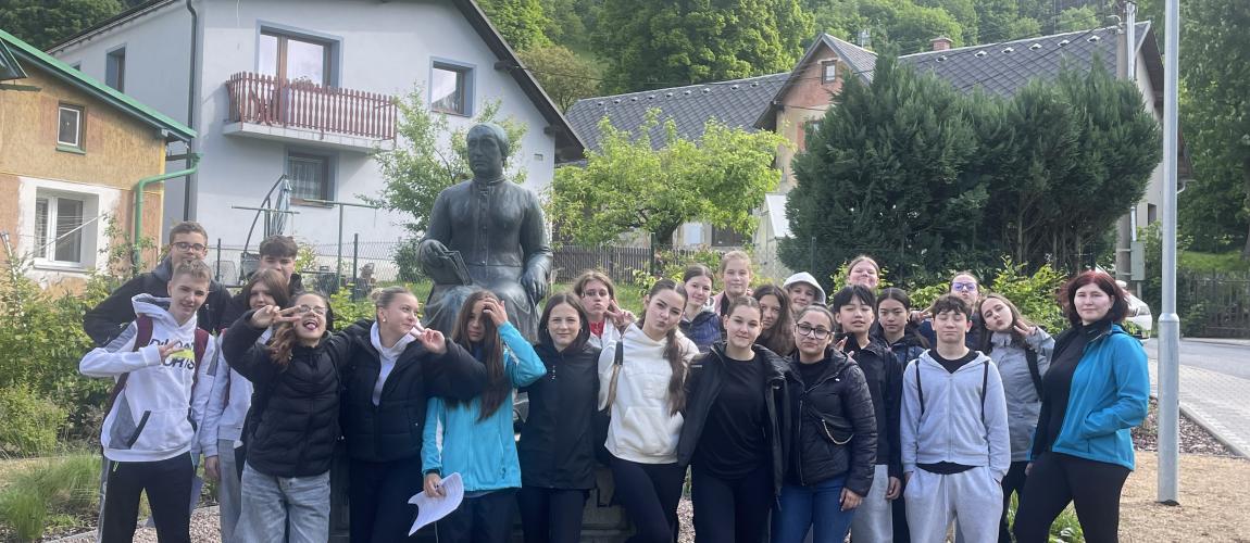 8.B u sochy Karoliny Světlé, Světlá pod Ještědem