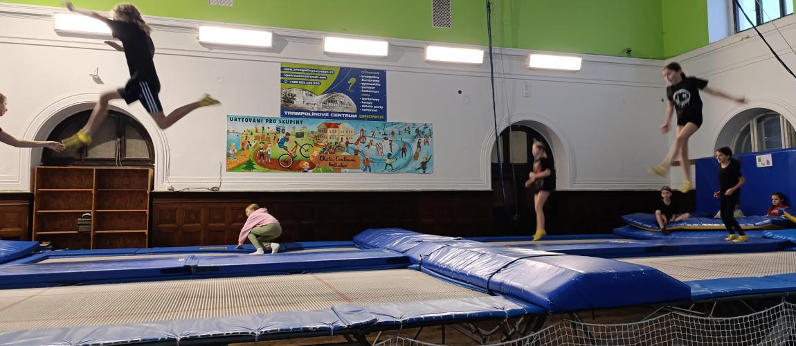 5. B na trampolínách 